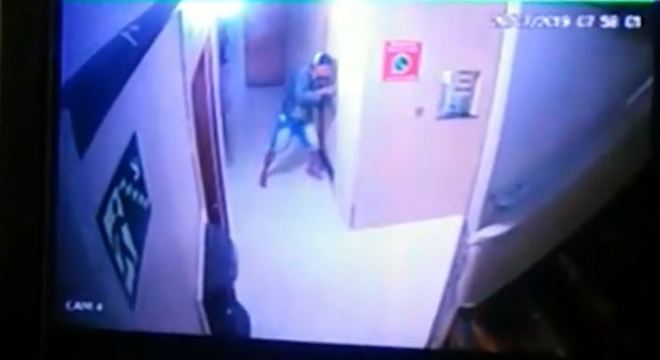 ‘Era eu ou ele’, diz mulher que matou maníaco em hotel