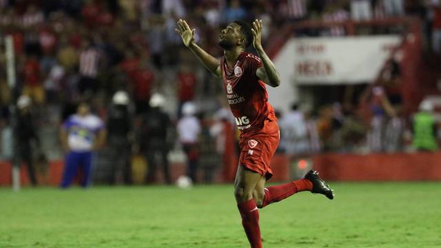 Náutico bate Santa Cruz, termina fase como líder do grupo e mantém rival na Série C