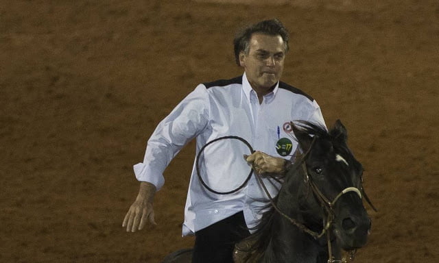 Em festa de peão, Bolsonaro cavalga e assina decreto a favor de rodeios