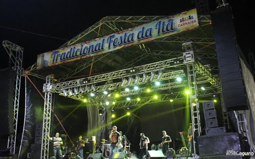 Júnior Mendes e Moleca 100 Vergonha reúnem multidão na Tradicional Festa da Itã, em Carnaíba