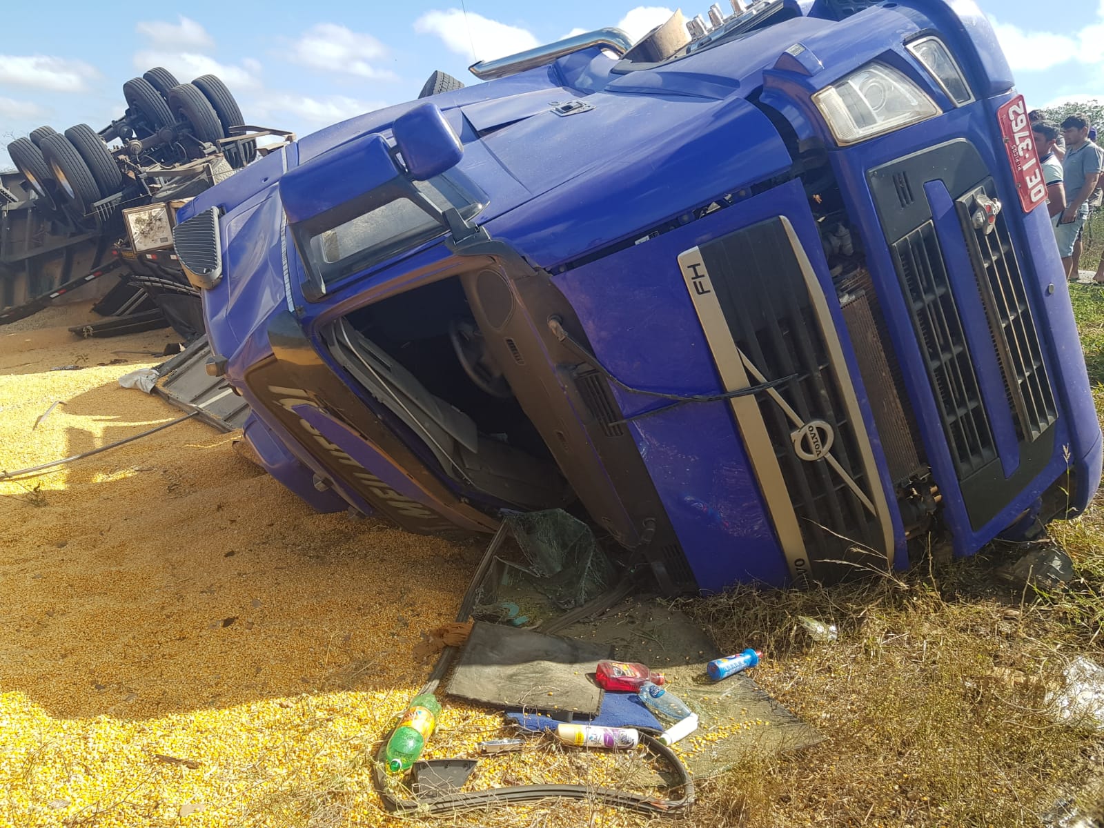 Carreta tomba na curva do Riachão entre São José do Egito e Tuparetama