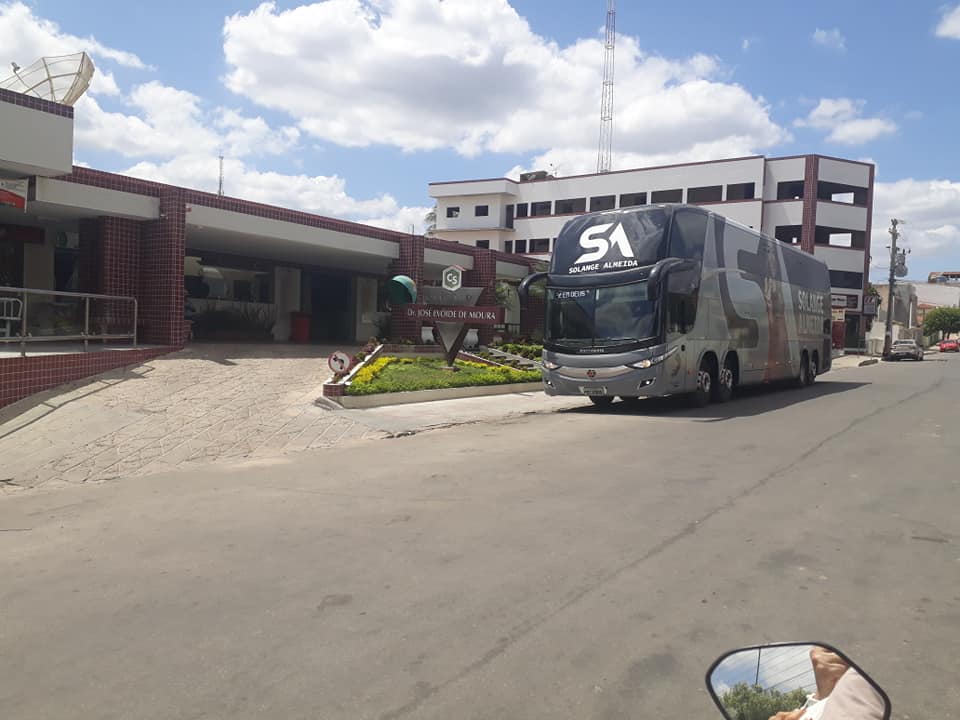 Cantora Solange Almeida passa mal e adia show em Ingazeira