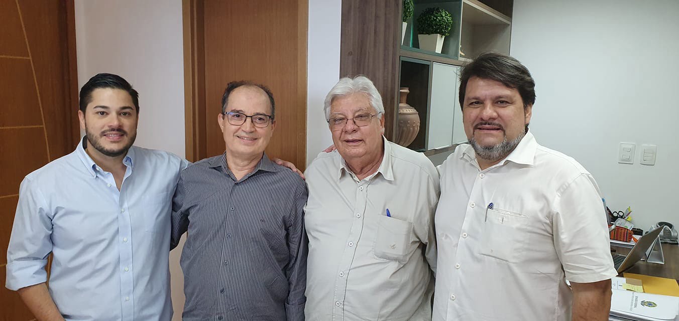 Totonho assegura a jornalista que será candidato