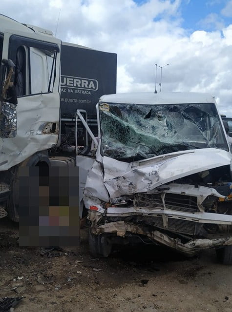 Grave acidente envolve lotação de Flores na BR 232