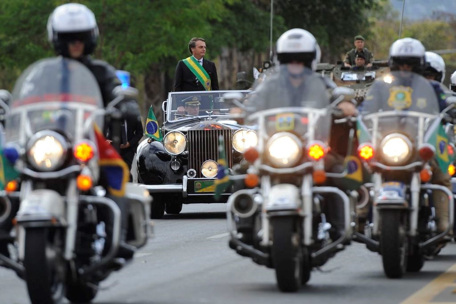 Bolsonaro quebra protocolo, caminha em avenida e participa de desfile ao lado de Bispo Edir Macedo e Silvio Santos