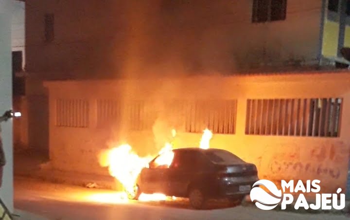 Carro pega fogo no bairro São Braz, em Afogados