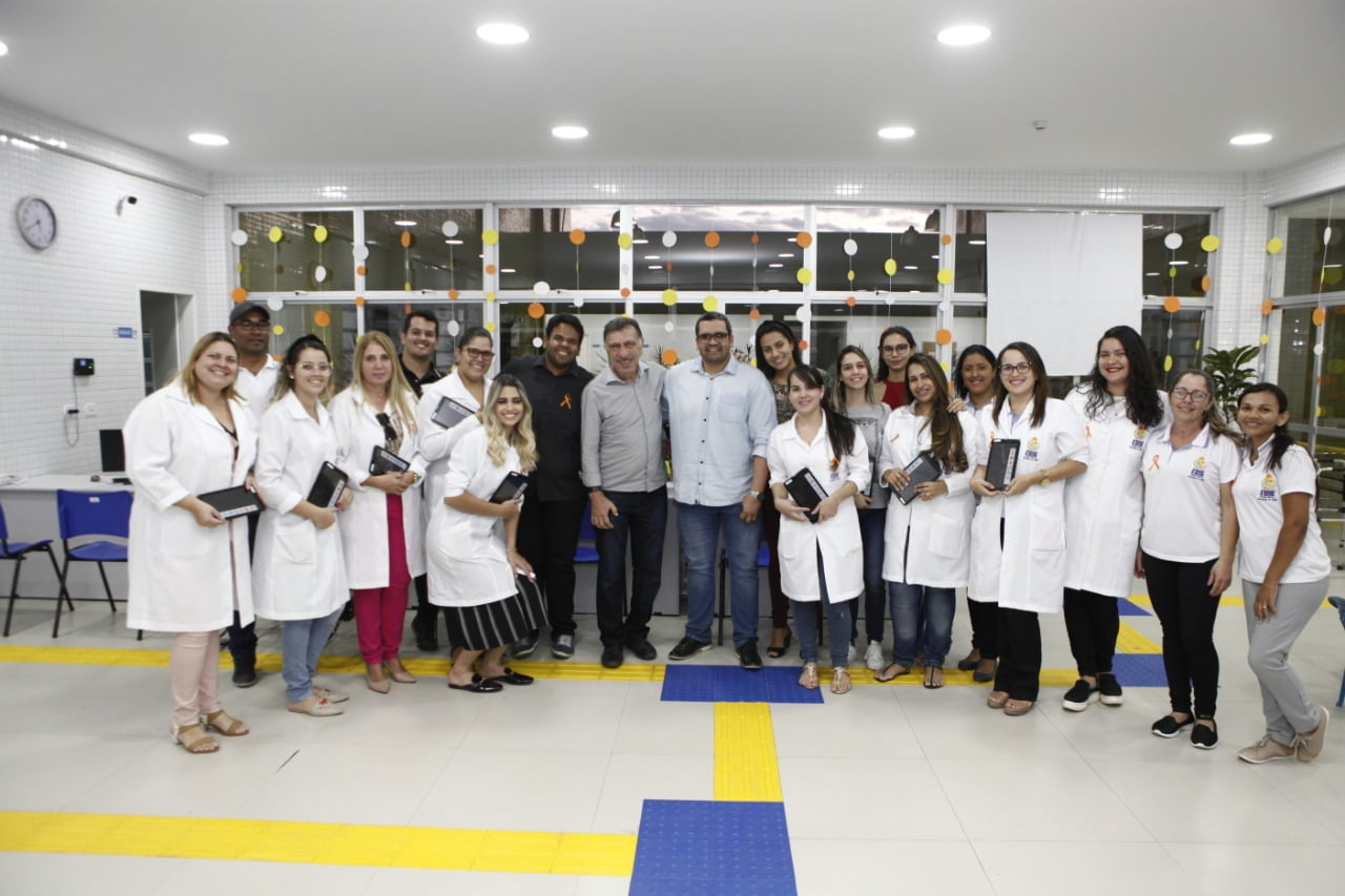 Prefeitura de Afogados entregou tablets a profissionais do Centro de Reabilitação