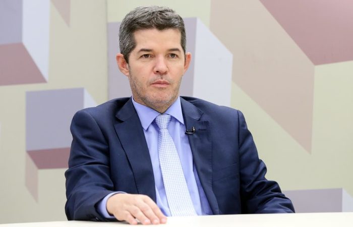 ‘É que nem mulher traída, apanha, mas volta’, diz líder do PSL em recuo sobre Bolsonaro