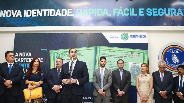 Paulo Câmara apresenta a nova carteira de identidade