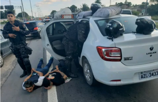 PE: Dupla faz live para comemorar roubo e é presa ao vivo. Assista!