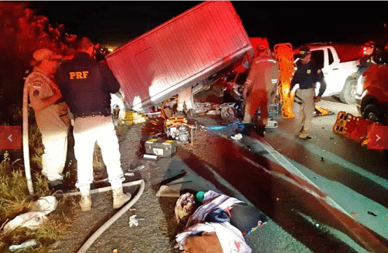 BR-232: acidente com caminhonete e van deixa um morto e 13 feridos