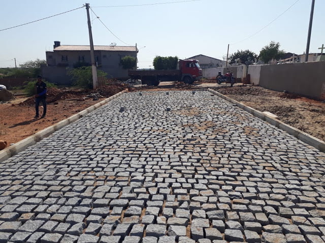 Prefeitura de Carnaíba constrói calçamento que dá acesso ao cemitério da cidade
