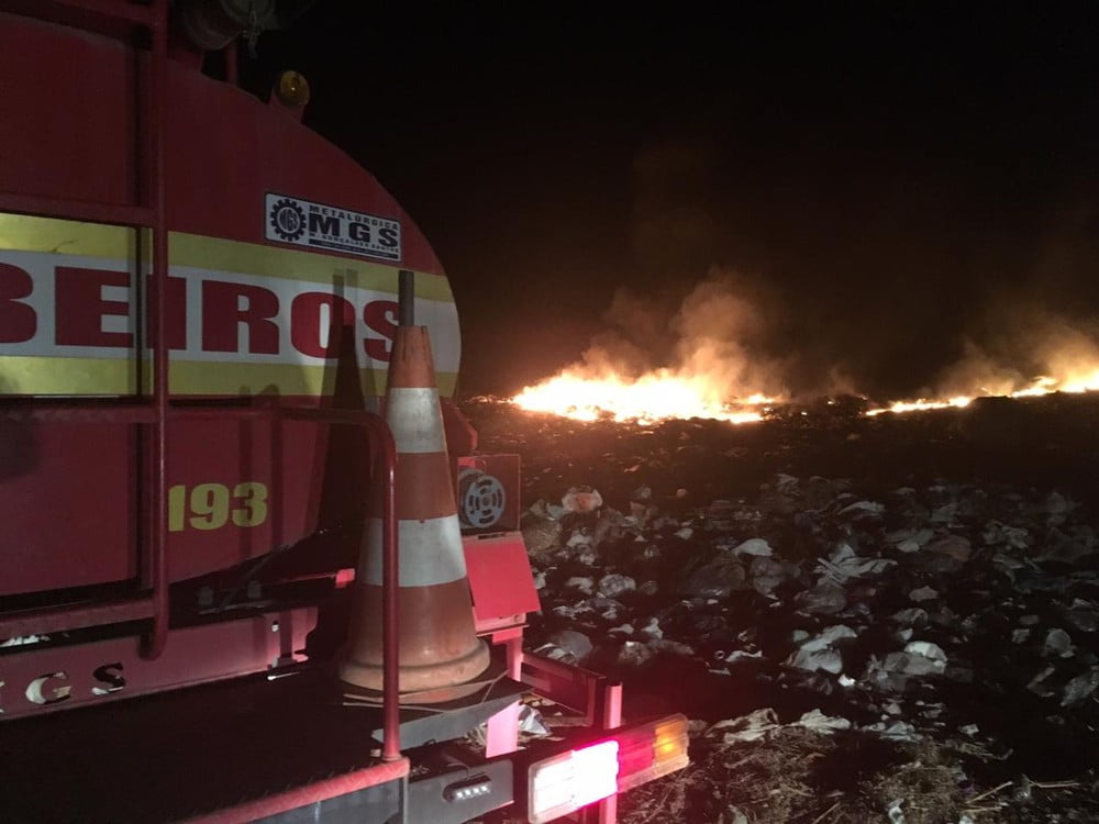 Incêndio de grandes proporções atinge lixão de Patos, na PB