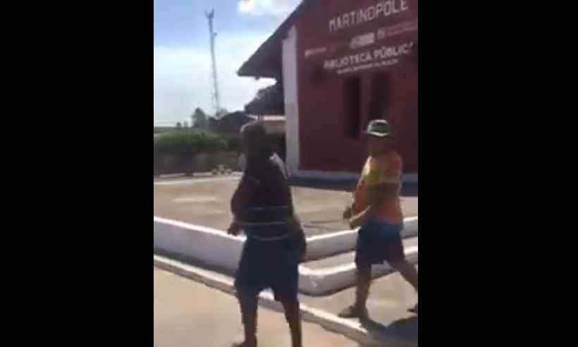 Homem vai amarrado para a polícia após gastar dinheiro da mulher no bar; veja vídeo