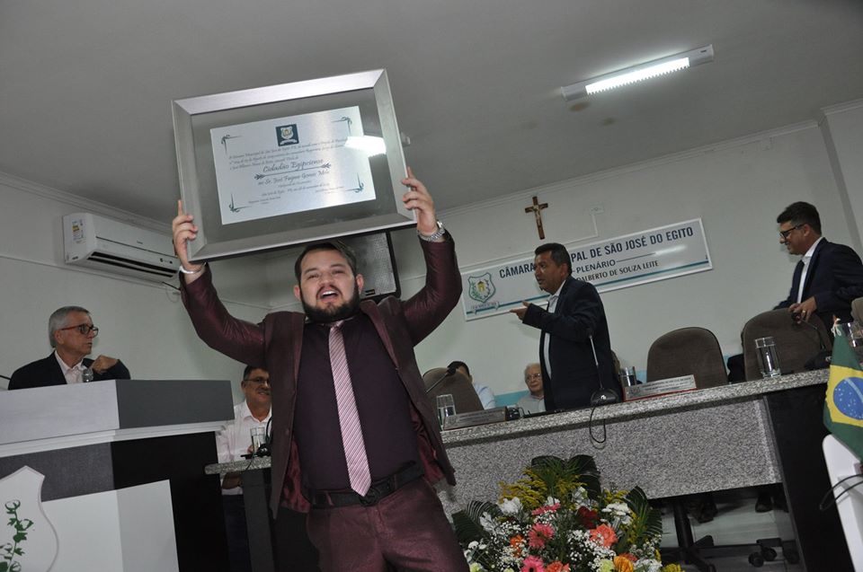 Galeguinho das Encomendas recebe título de cidadão egipciense e faz festa de arromba