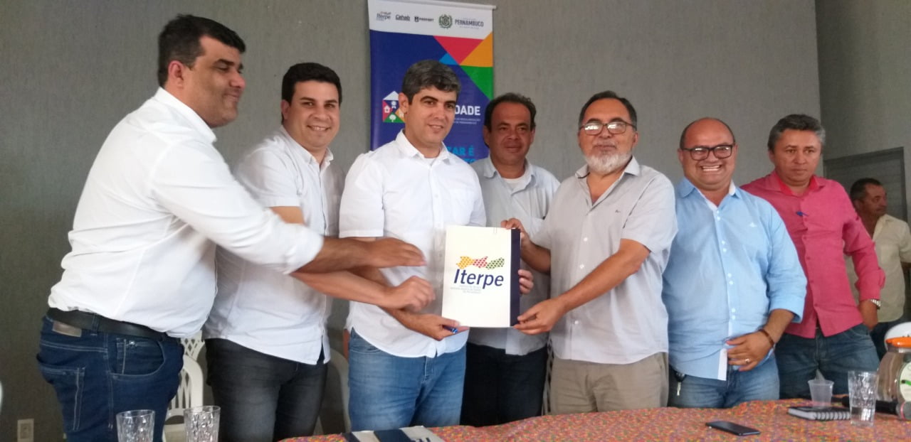 Iterpe entrega 172 títulos de posse de terra a agricultores de Carnaíba