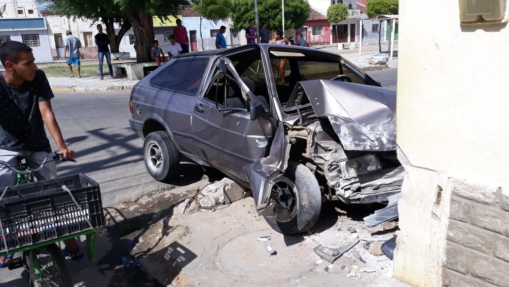Automóvel desvia de caminhão e se choca em parede no bairro São Francisco, em Afogados