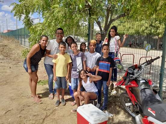 Alunos e professor de escola de São José do Egito recepcionam candidatos do ENEM com abraços e placas de motivação