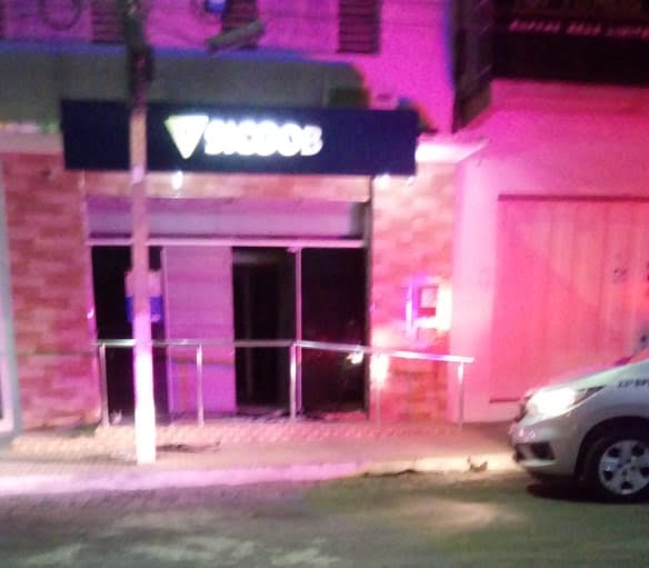 Bandidos explodem agência do Sicoob de Itapetim