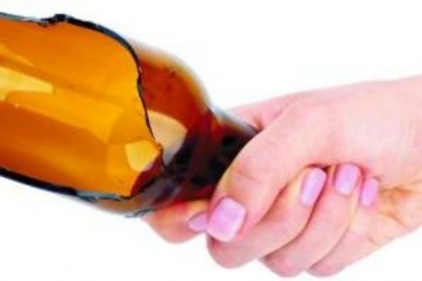 Homem agride o próprio pai com um golpe de garrafa de vidro na cabeça em Brejinho