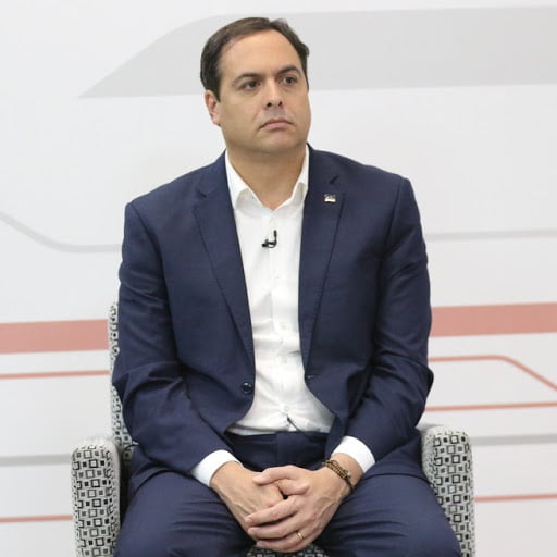 Avião que levava governador Paulo Câmara apresenta defeito no Recife