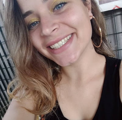 Professora de 23 anos é enterrada com vestido de noiva após morrer atropelada um dia antes do casamento