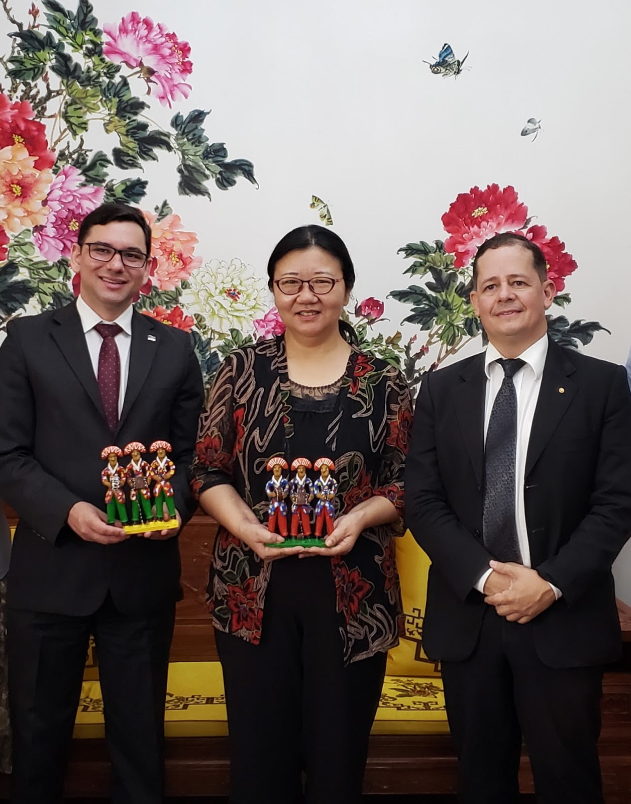 Promotor de Afogados e Secretário apresentam leite de cabra a Cônsul Chinês