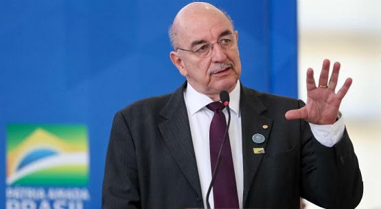 ‘Vamos continuar dando o peixe, mas vamos ensinar a pescar’, diz ministro sobre Bolsa Família