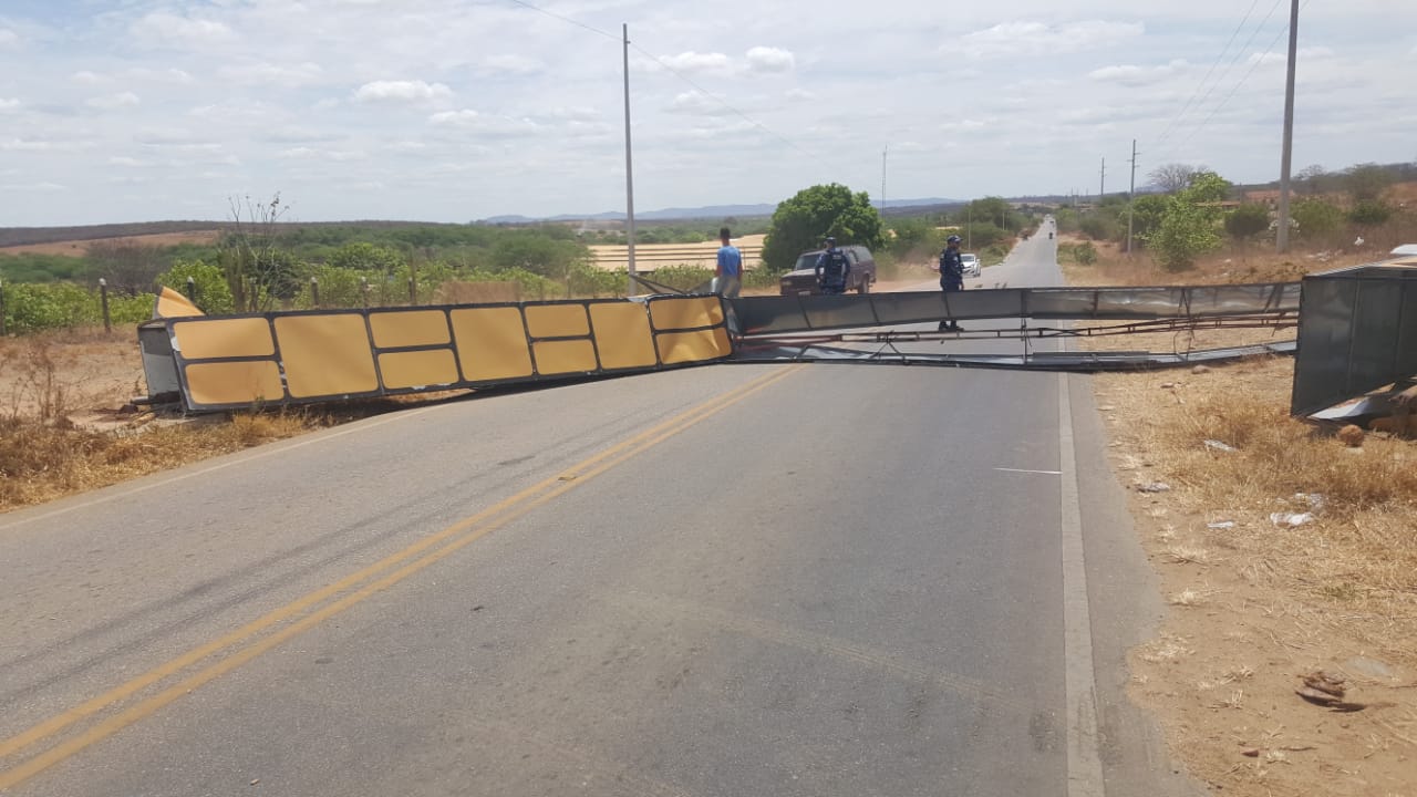 Portal de Tabira vem ao chão, confira imagens exclusivas