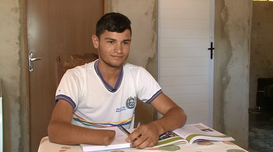 Sertão: Em ano marcante, jovem supera perda da mão antes do Enem, reaprende a escrever e sonha em ser engenheiro