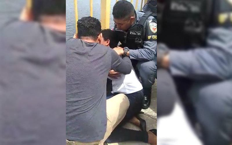 Mulher de religioso tenta se jogar de ponte após flagrar marido com travesti