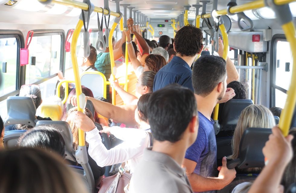Homem é preso com órgão genital à mostra dentro de ônibus