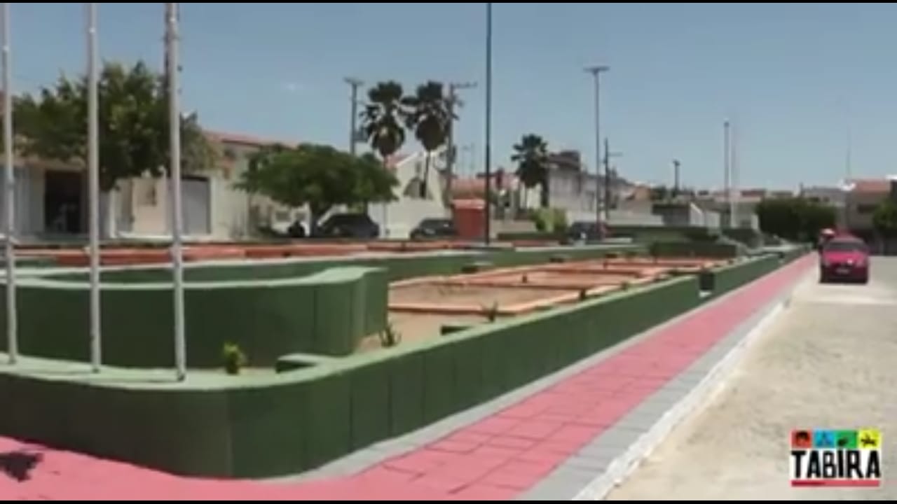 Consumo de drogas na praça da prefeitura de Tabira