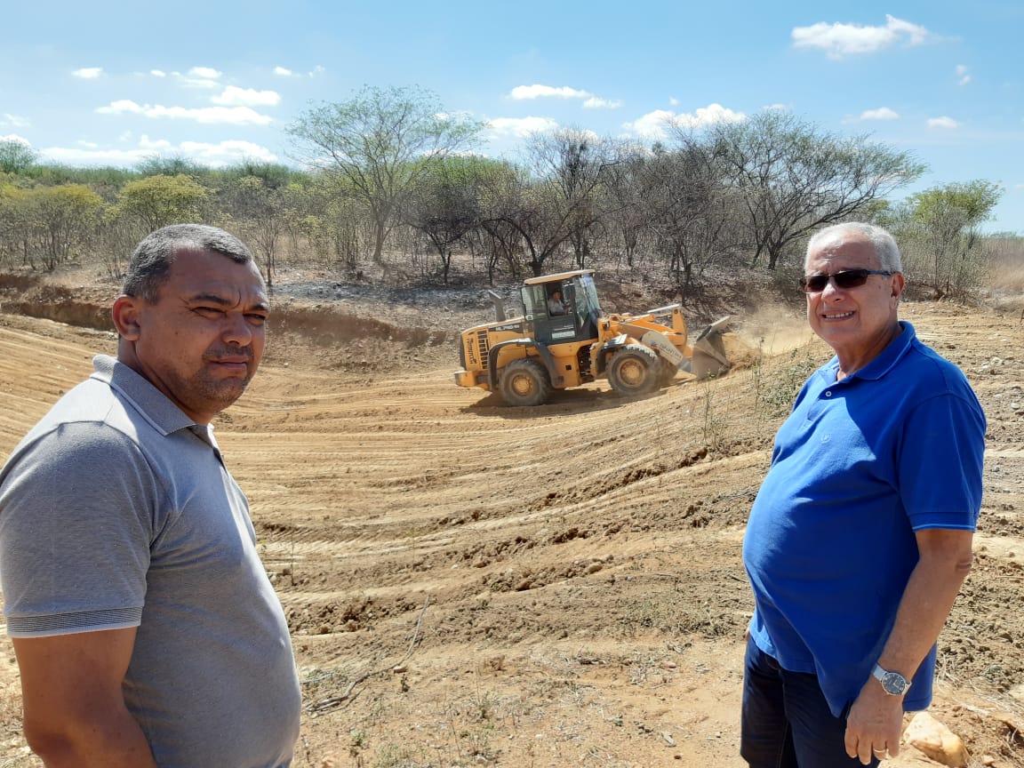 Prefeitura de Tuparetama realiza limpeza de barreiros e açudes na zona rural