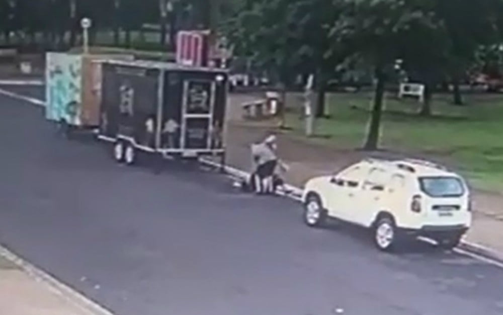 Idosa esfaqueada após dar bom dia a homem que passava na rua; veja vídeo