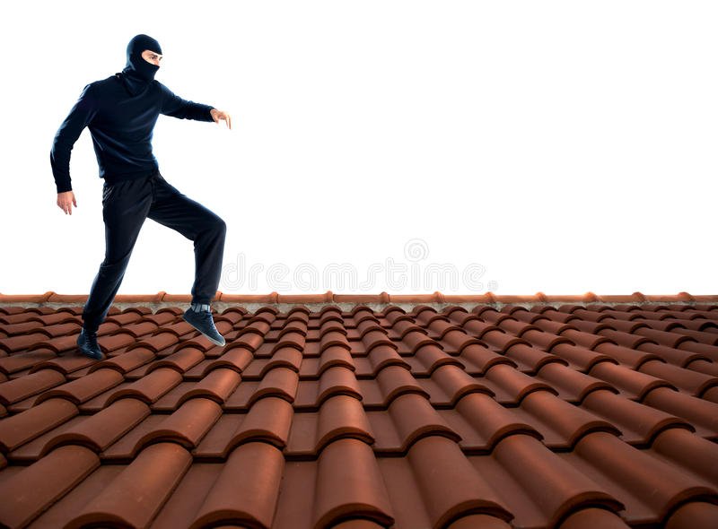 Em Tabira, homem flagrado em cima de casa tentando efetuar furto