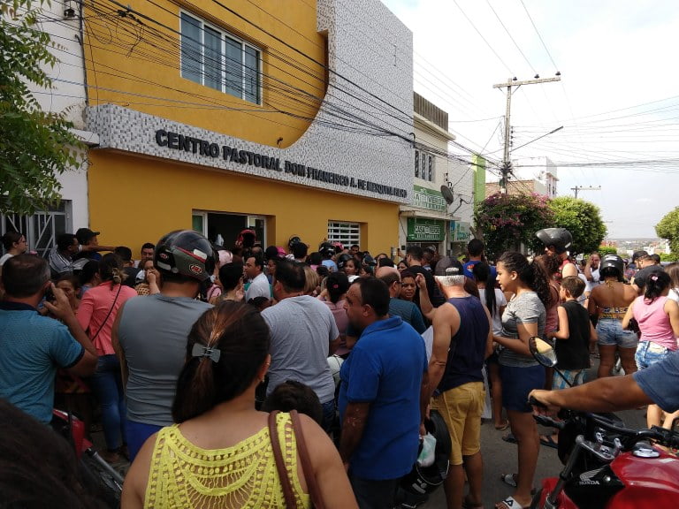 Secretária de Educação de Afogados fala após confusão na distribuição de senhas para matrículas em escolas