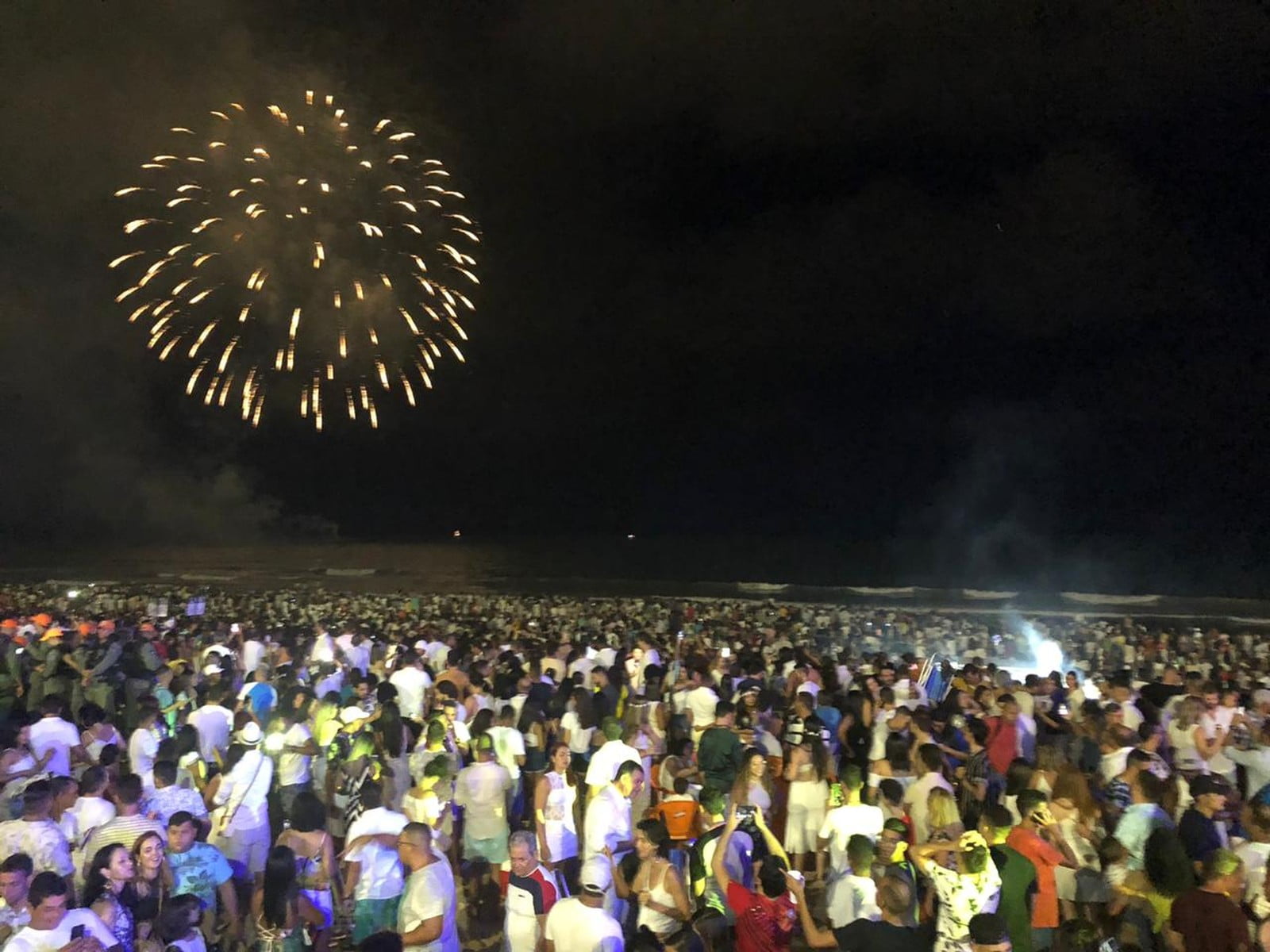 Recife recebe 2020 com show de fogos na orla e ao som de frevo, forró, maracatu e ciranda