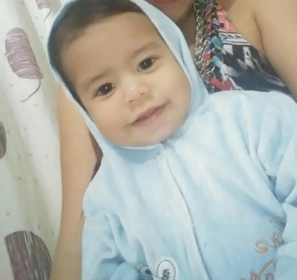 Mãe e padrasto são presos após bebê ser morto a socos e dentadas