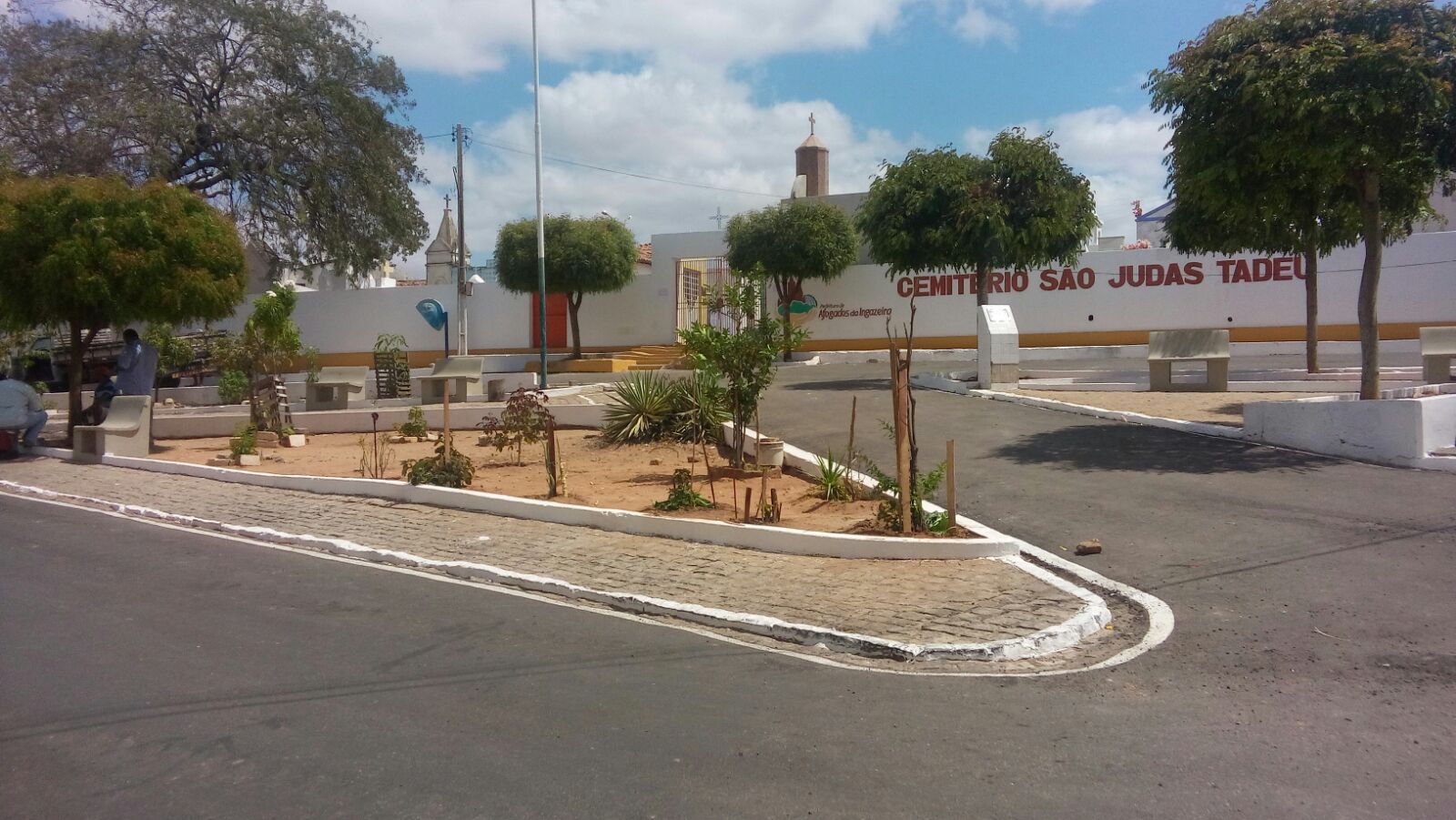 Jovens flagrados causando desordem e usando drogas no cemitério de Afogados