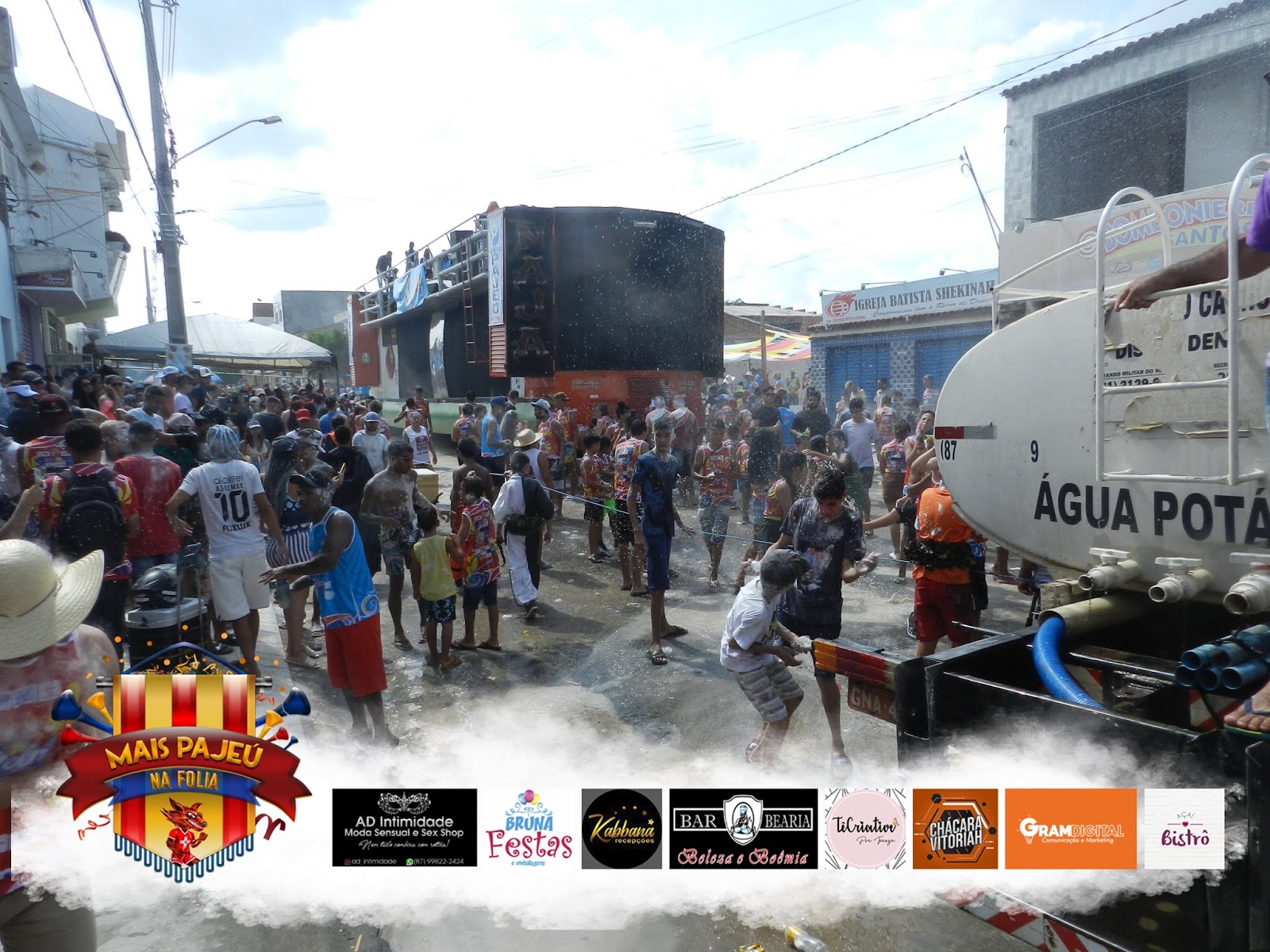 Bloco Mela Mela arrasta multidão com muita irreverência e animação, confira fotos