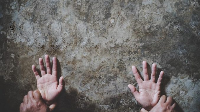 Menina de 10 anos é estuprada, espancada com pedras e enterrada viva