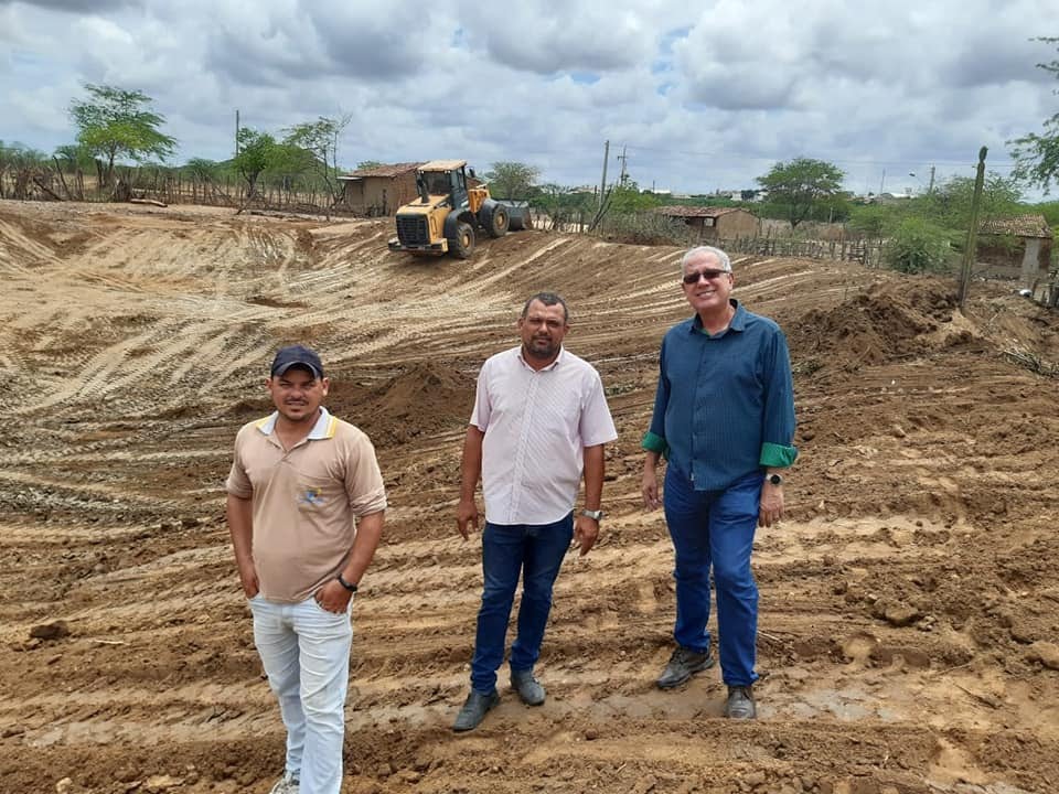 Produtores rurais de Tuparetama são beneficiados com limpeza e ampliação dos reservatórios de água