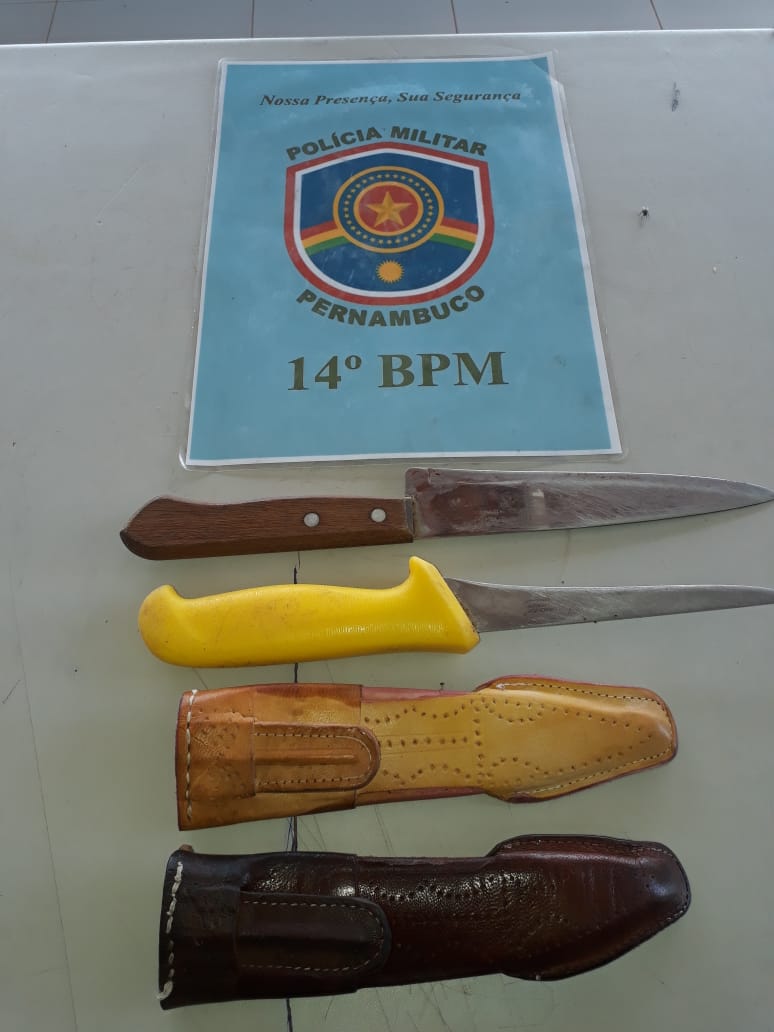 Homem flagrado com duas facas em bairro de Serra Talhada