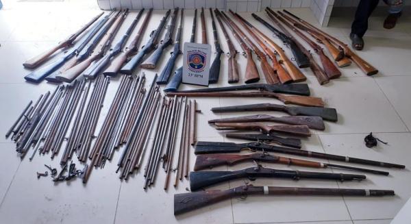 Polícia realiza apreensão de arsenal de armas de fogo artesanais em Carnaíba