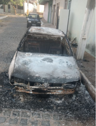 Carro de idoso é incendiado na cidade de Flores-PE
