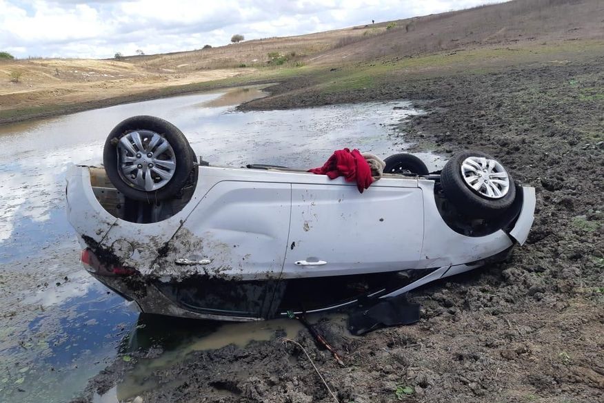 Carro com irmãs e criança capota e cai em açude na Paraíba