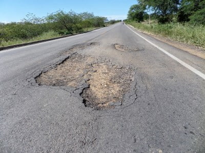 Programa Caminhos de PE desaparece da estrada Afogados/Tabira sem concluir a operação tapa buracos e pista que liga Triunfo a Flores não resistiu as chuvas
