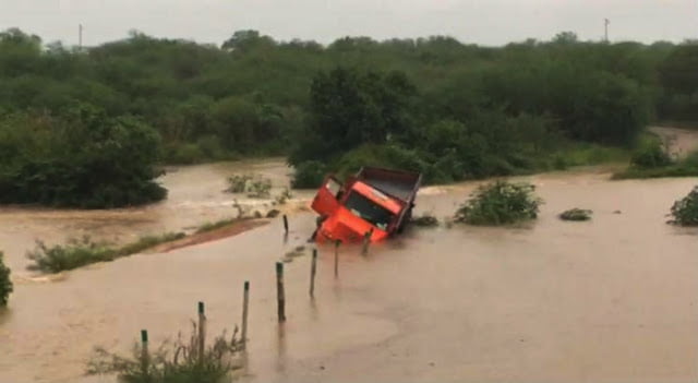 Temporal provoca inundação no Sertão e Apac prevê continuidade de chuvas fortes