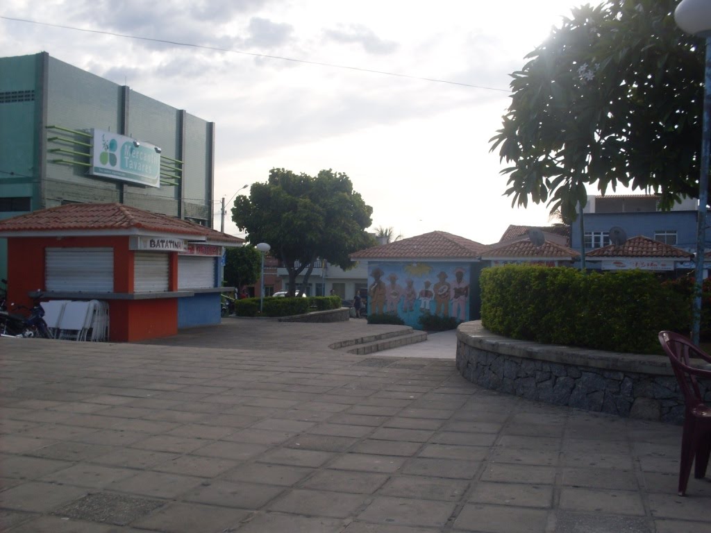 Ajudante geral da praça de alimentação de Afogados é ameaçado por homens armados enquanto trabalhava
